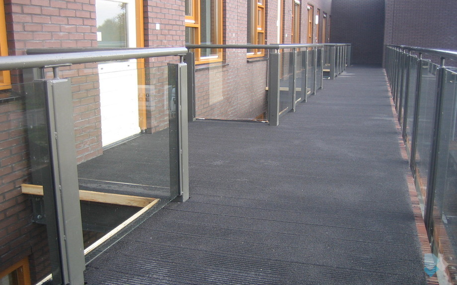 Galerij woningen, DIBA Anti slip systeem